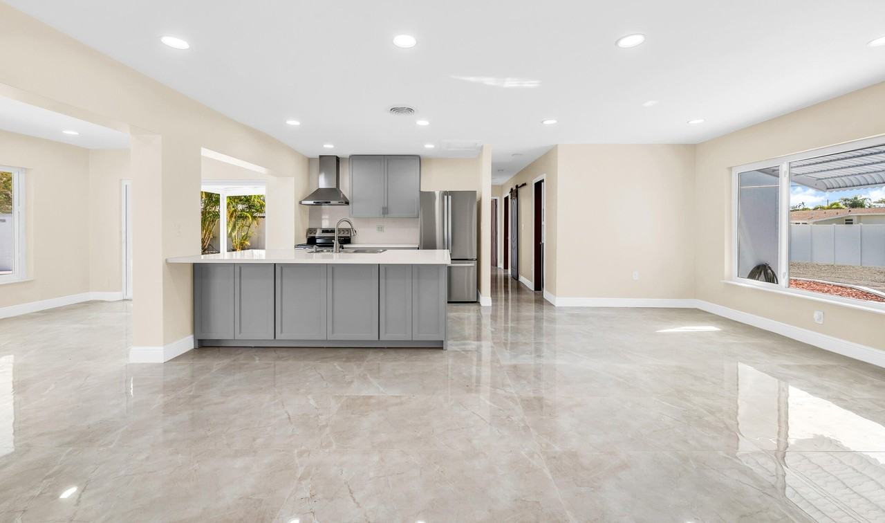 461 Ne 44th St - Photo 6 of 24
