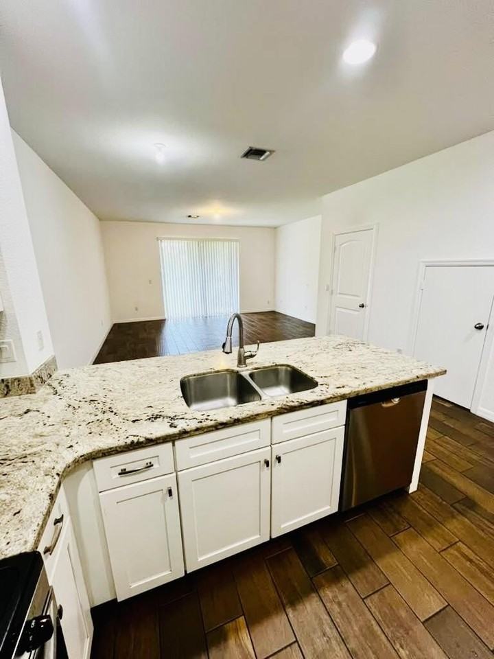 1129 Vermilion Dr - Photo 3 of 24