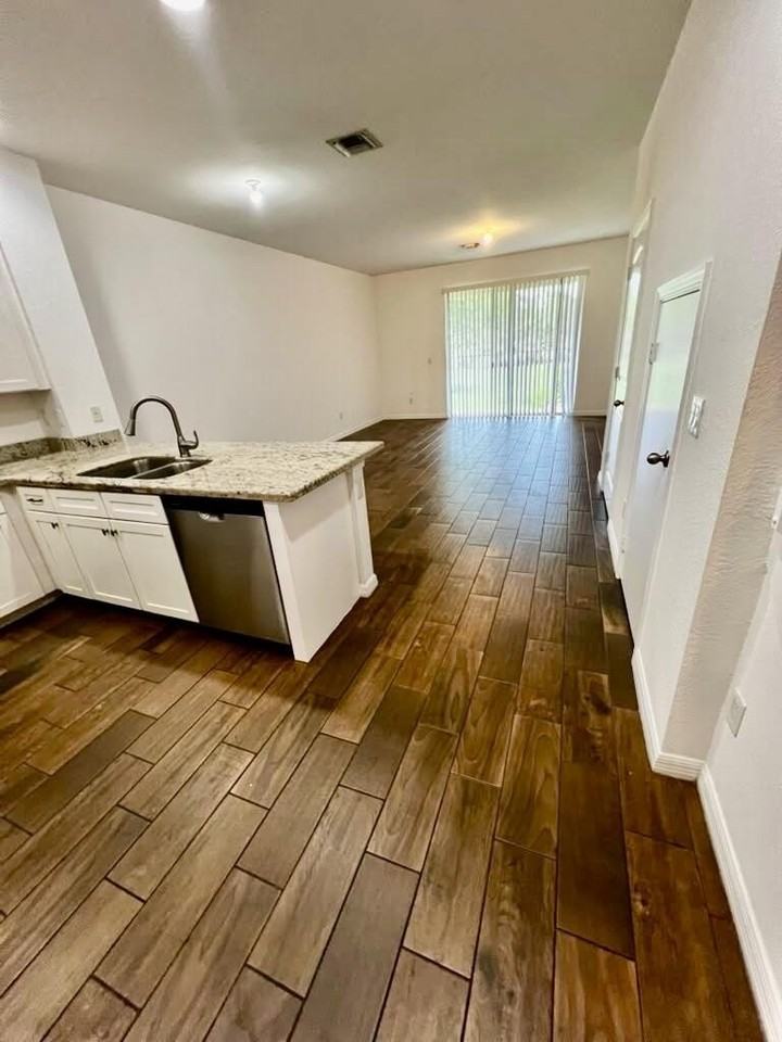 1129 Vermilion Dr - Photo 4 of 24