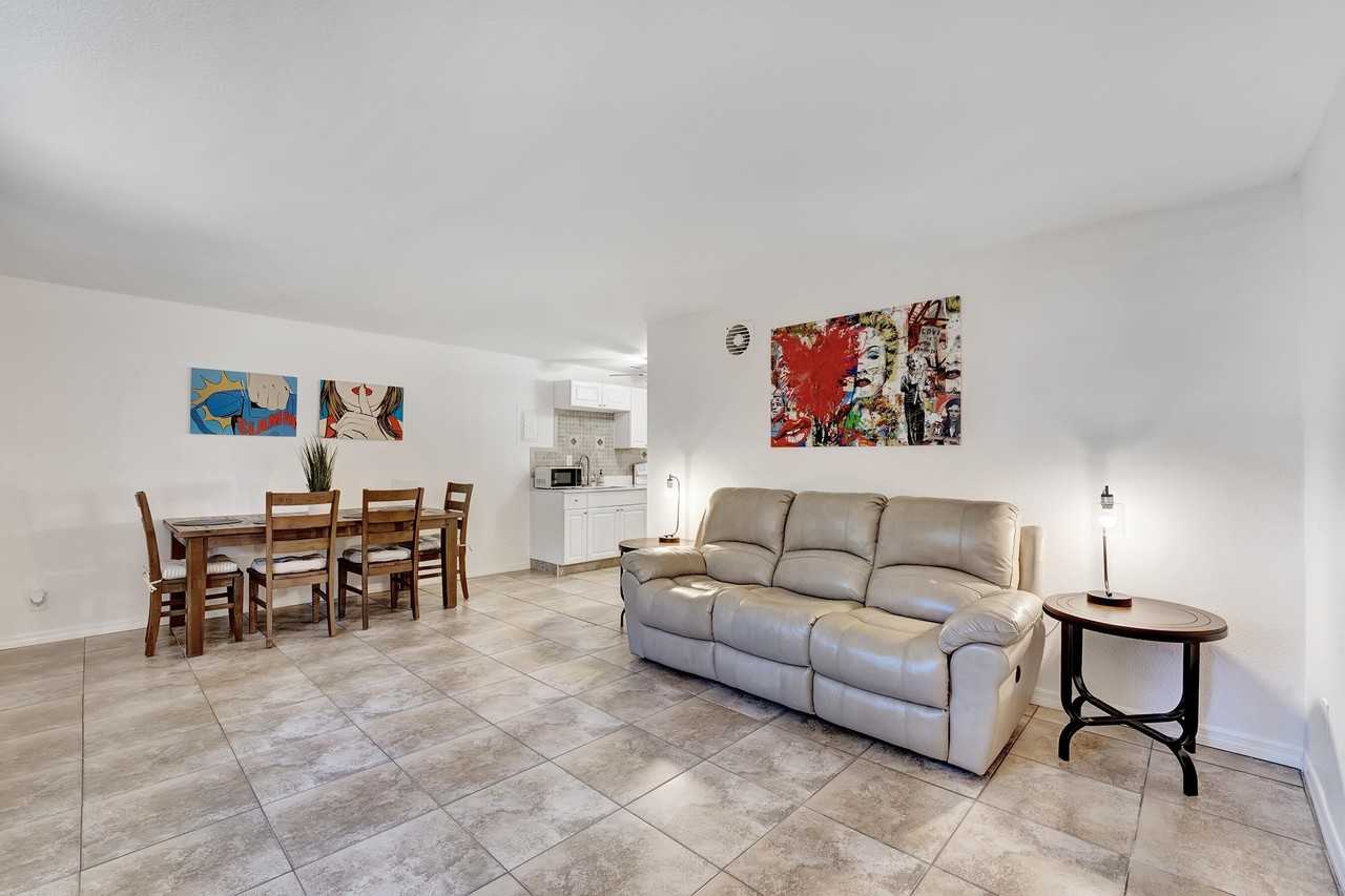 813 SW Middle Street Court - Photo 4 of 17