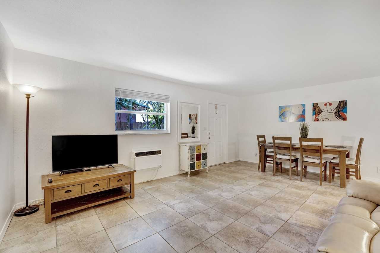 813 SW Middle Street Court - Photo 5 of 17