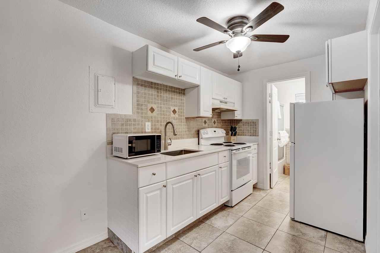 813 SW Middle Street Court - Photo 7 of 17