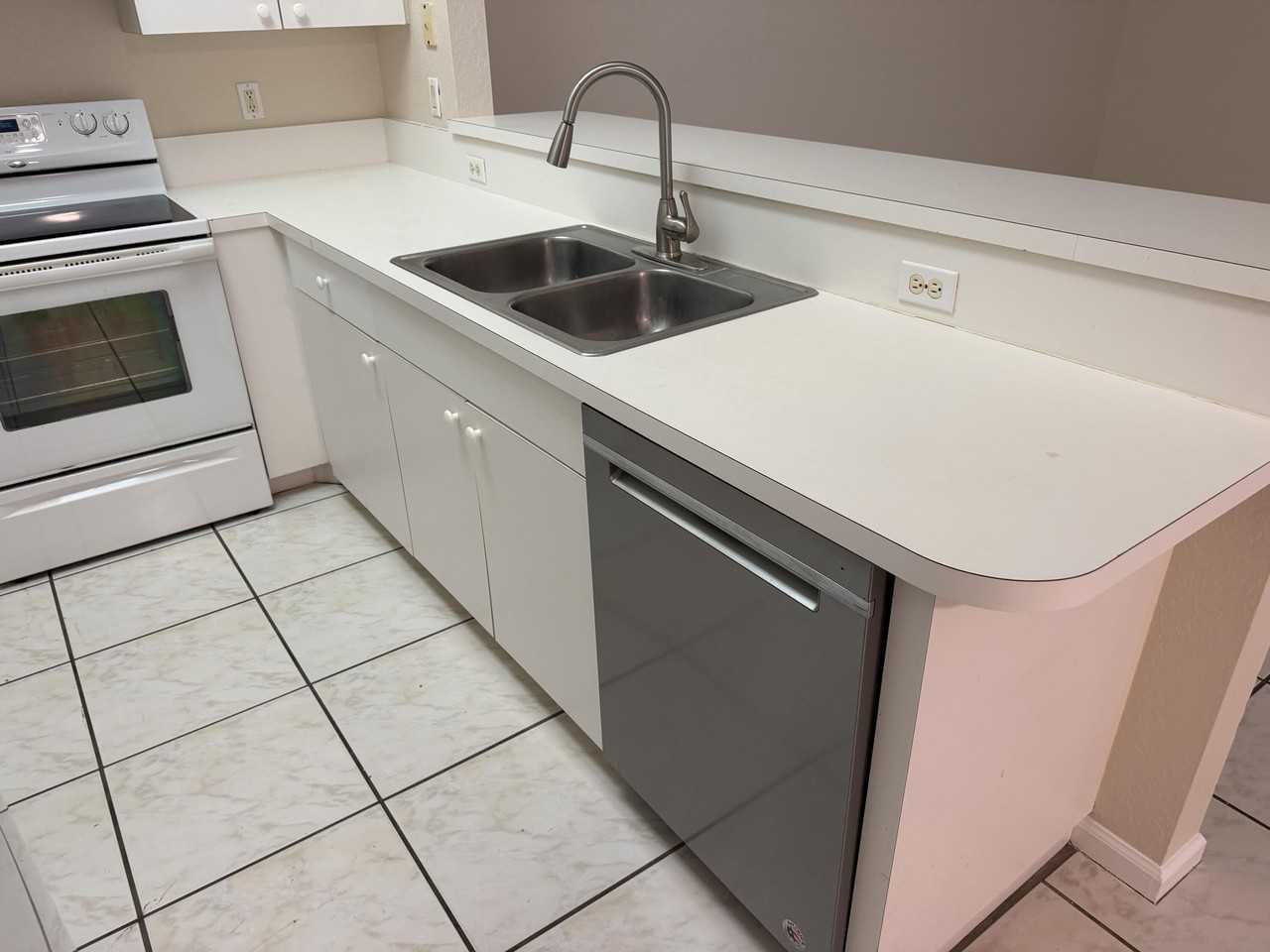 14011 Veronica Ct - Photo 6 of 29