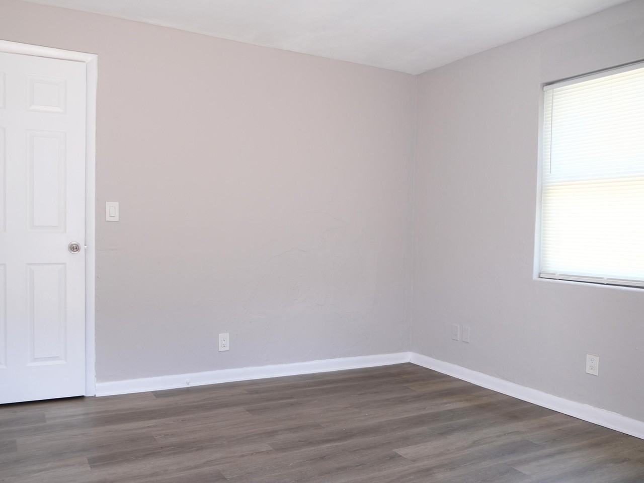 1009 9th St #1 - Photo 3 of 10
