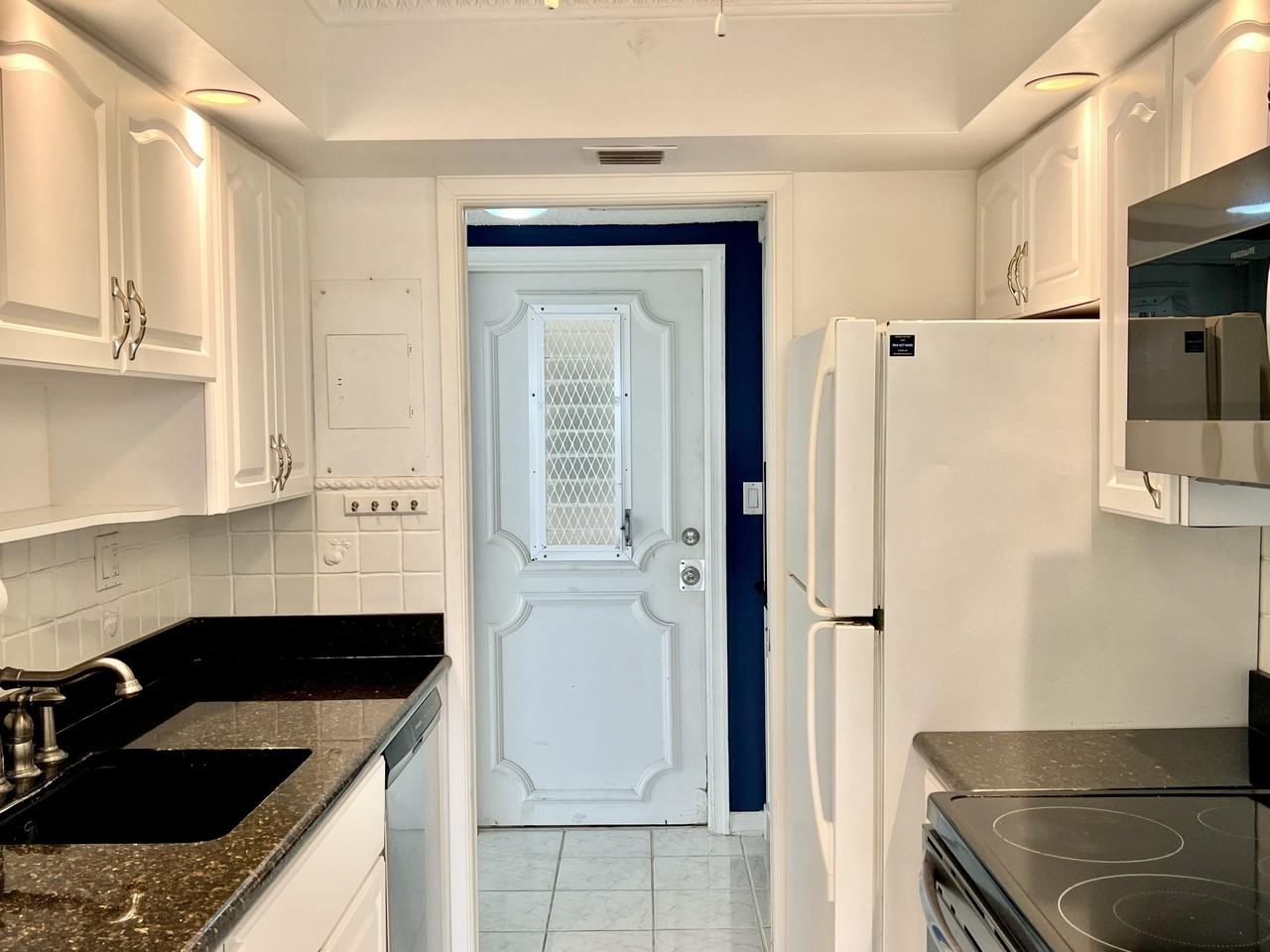 1069 Hillsboro Mile #606 - Photo 3 of 28