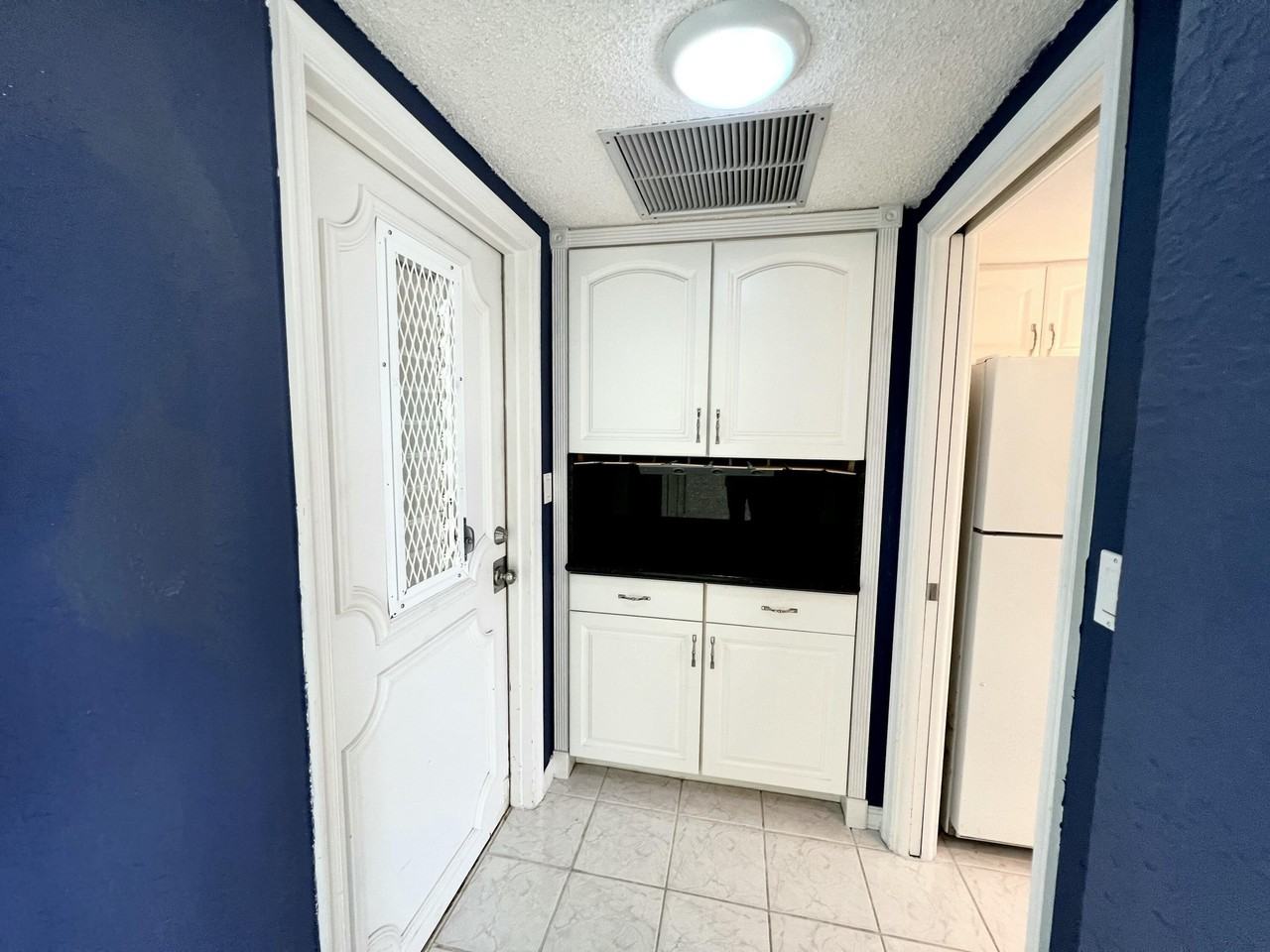 1069 Hillsboro Mile #606 - Photo 4 of 28
