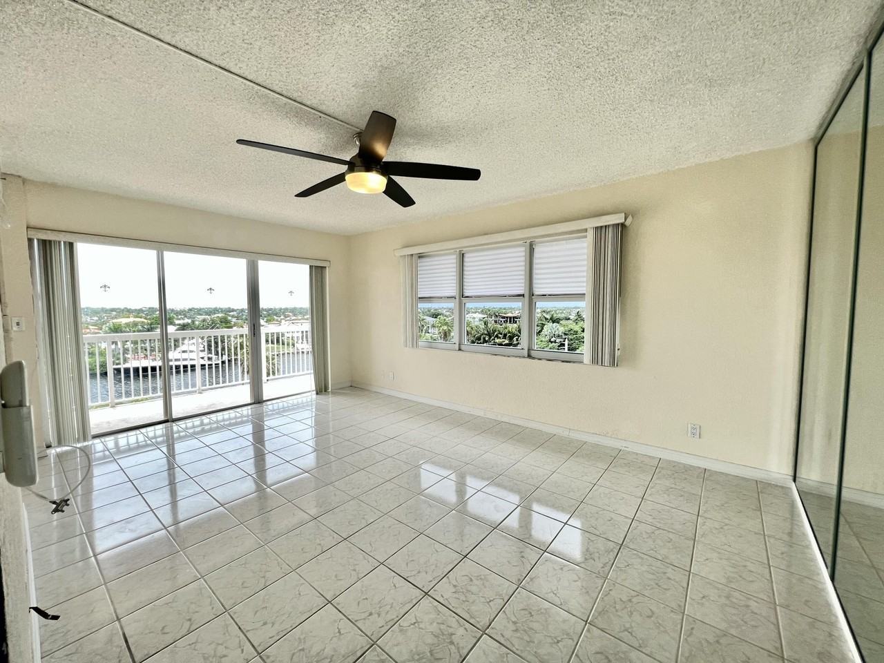 1069 Hillsboro Mile #606 - Photo 5 of 28