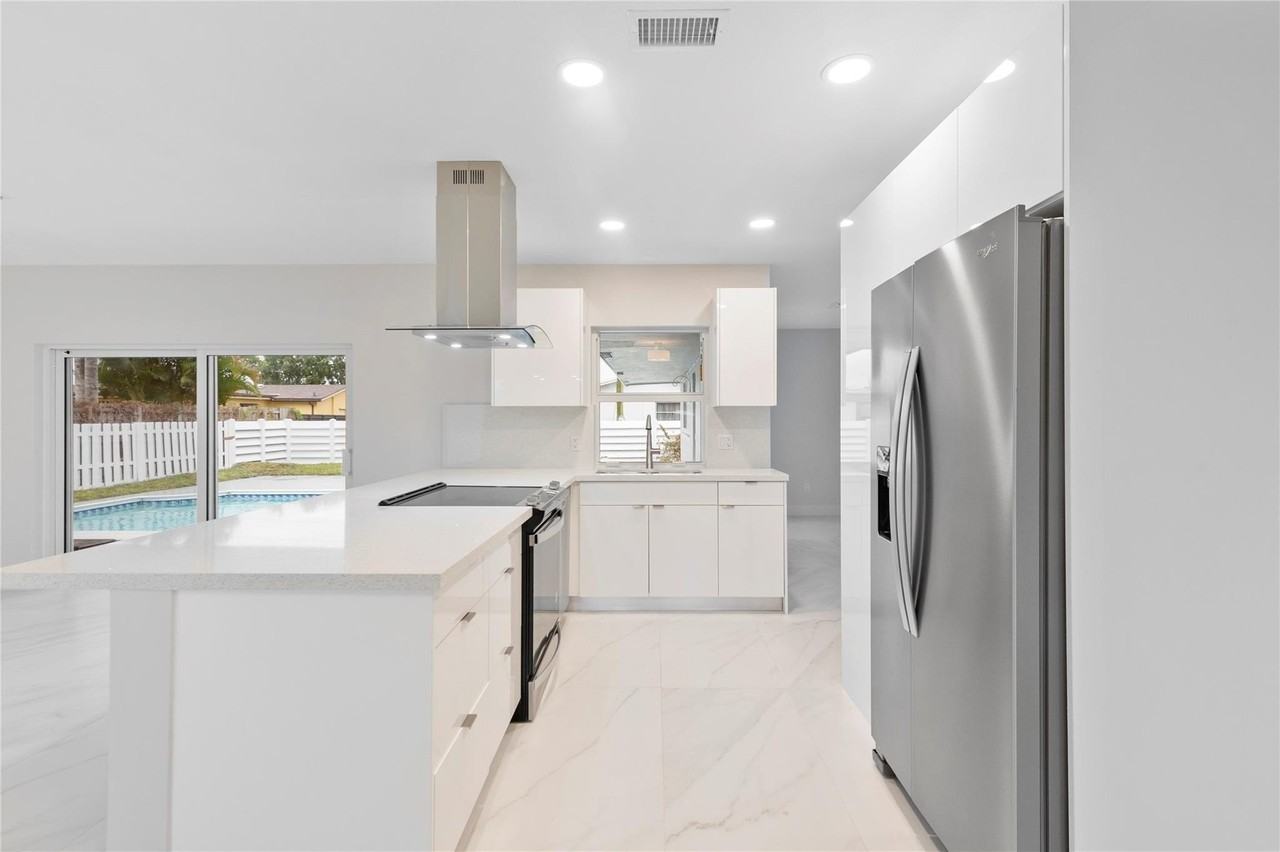 4490 Nw 8th St - Photo 4 of 28