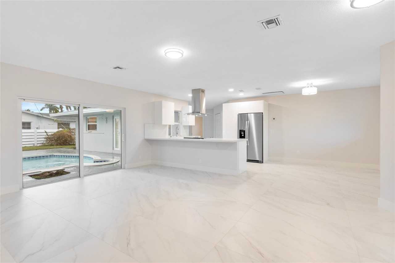 4490 Nw 8th St - Photo 5 of 28