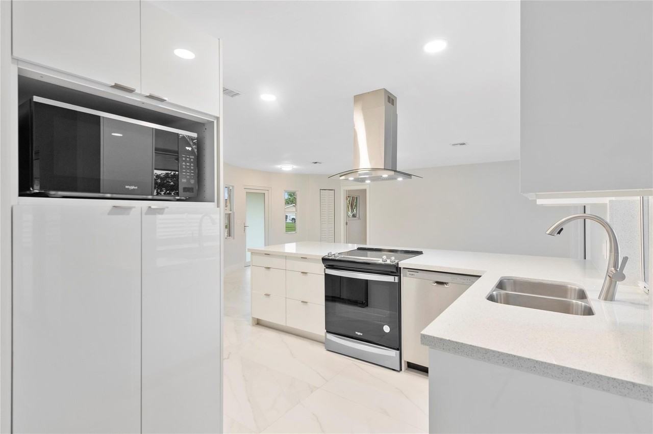 4490 Nw 8th St - Photo 7 of 28
