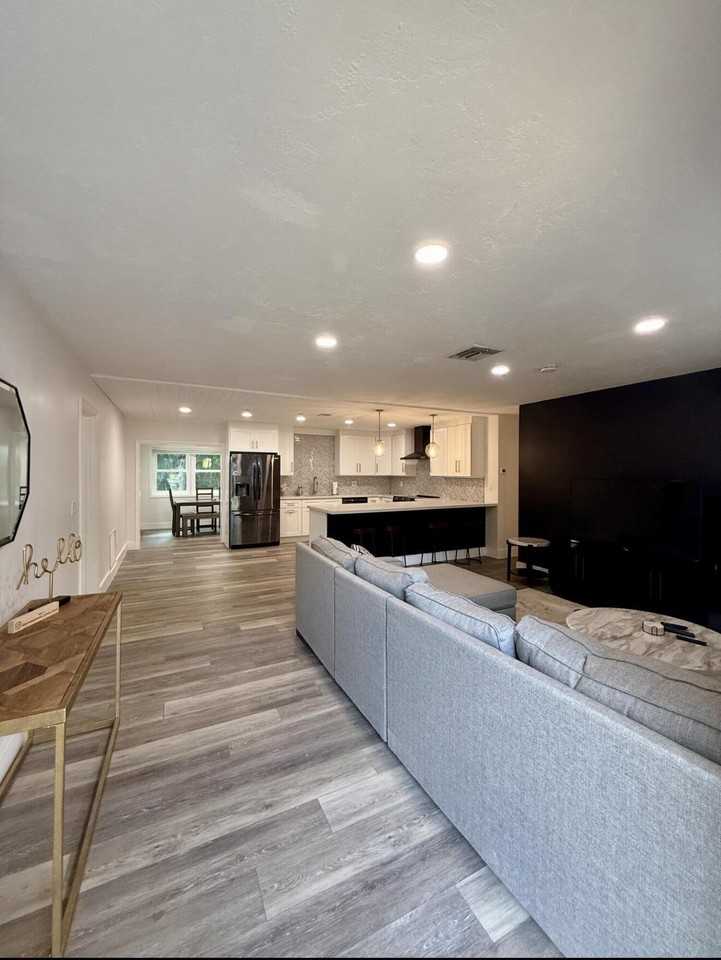 511 SW N RIVER POINT Drive - Photo 2 of 13