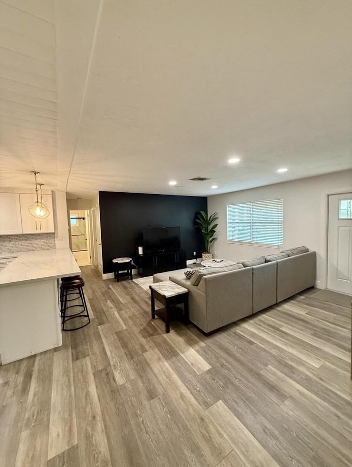 511 SW N RIVER POINT Drive - Photo 3 of 13