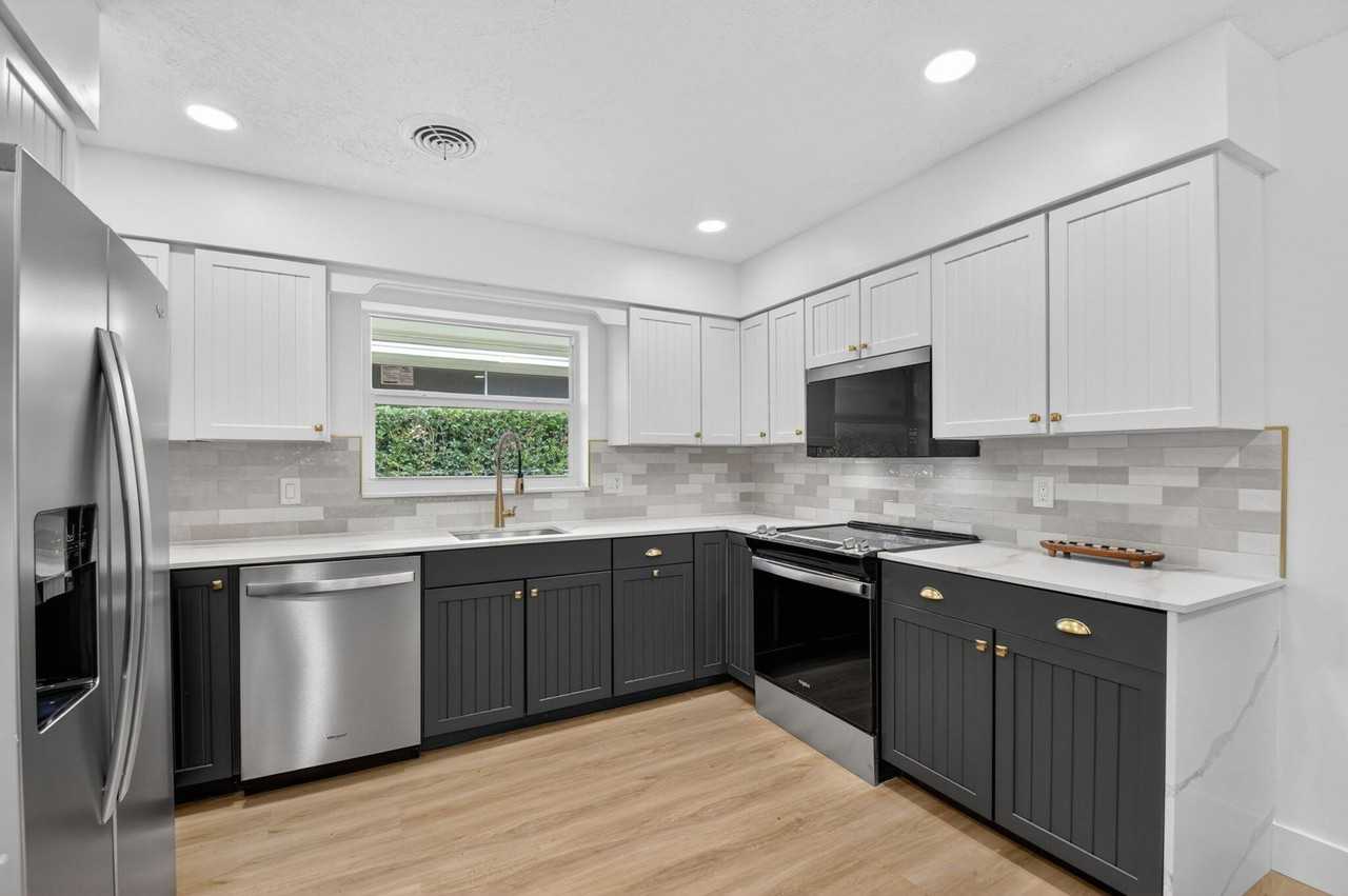 1221 Singer Dr - Photo 4 of 29