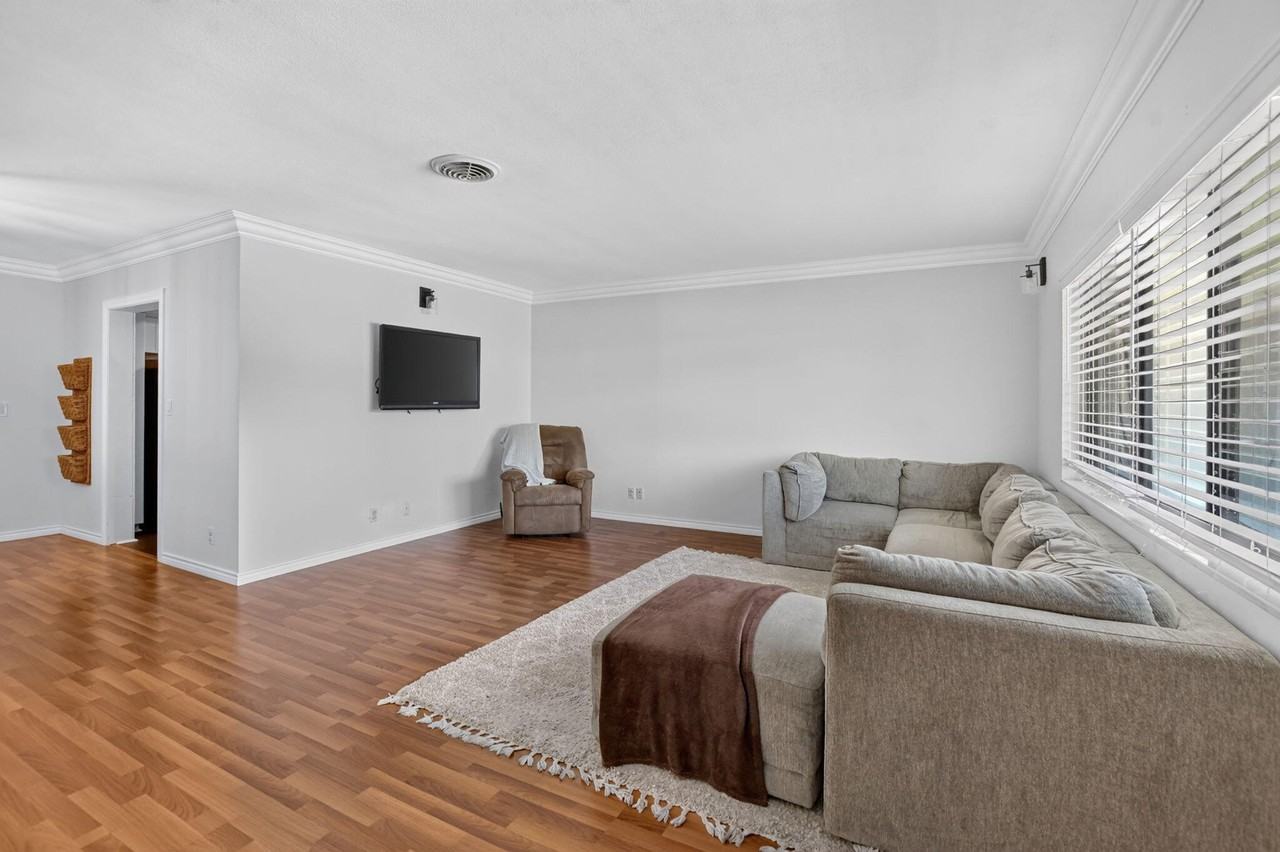 308 Se 2nd St - Photo 4 of 31