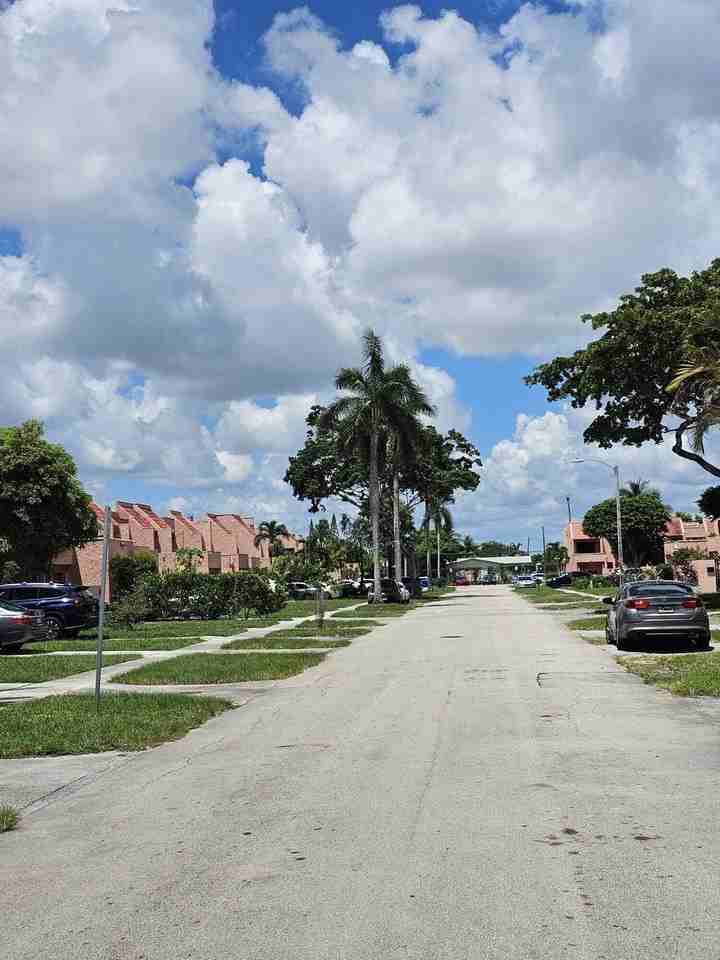 1625 Nw 58th Ave #7 - Photo 2 of 32
