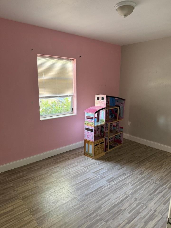 123 Sw 22nd Ave - Photo 2 of 13