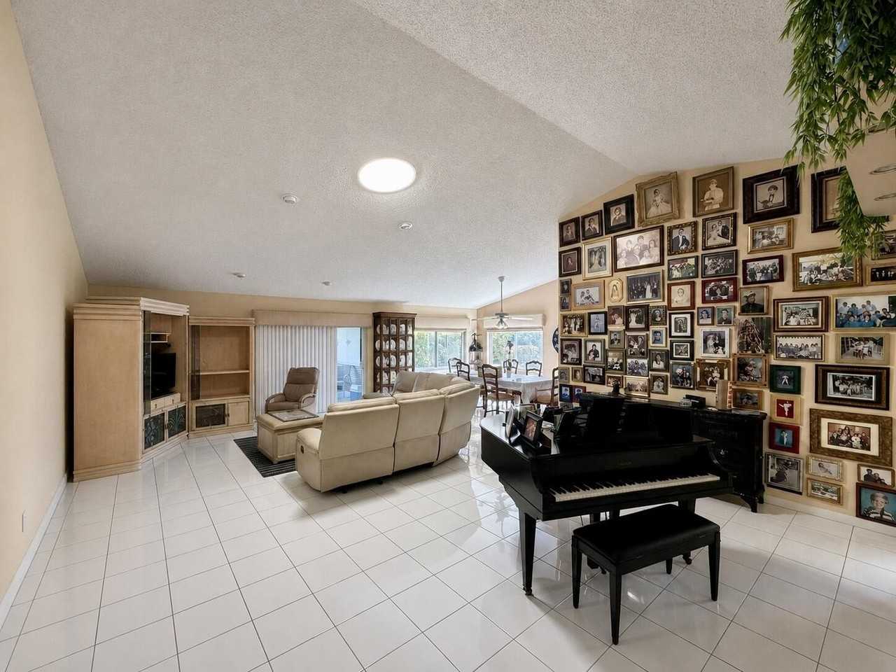 7758 Cloverfield Cir - Photo 5 of 37