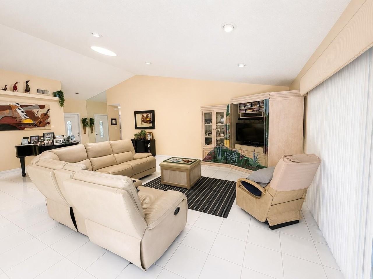 7758 Cloverfield Cir - Photo 6 of 37