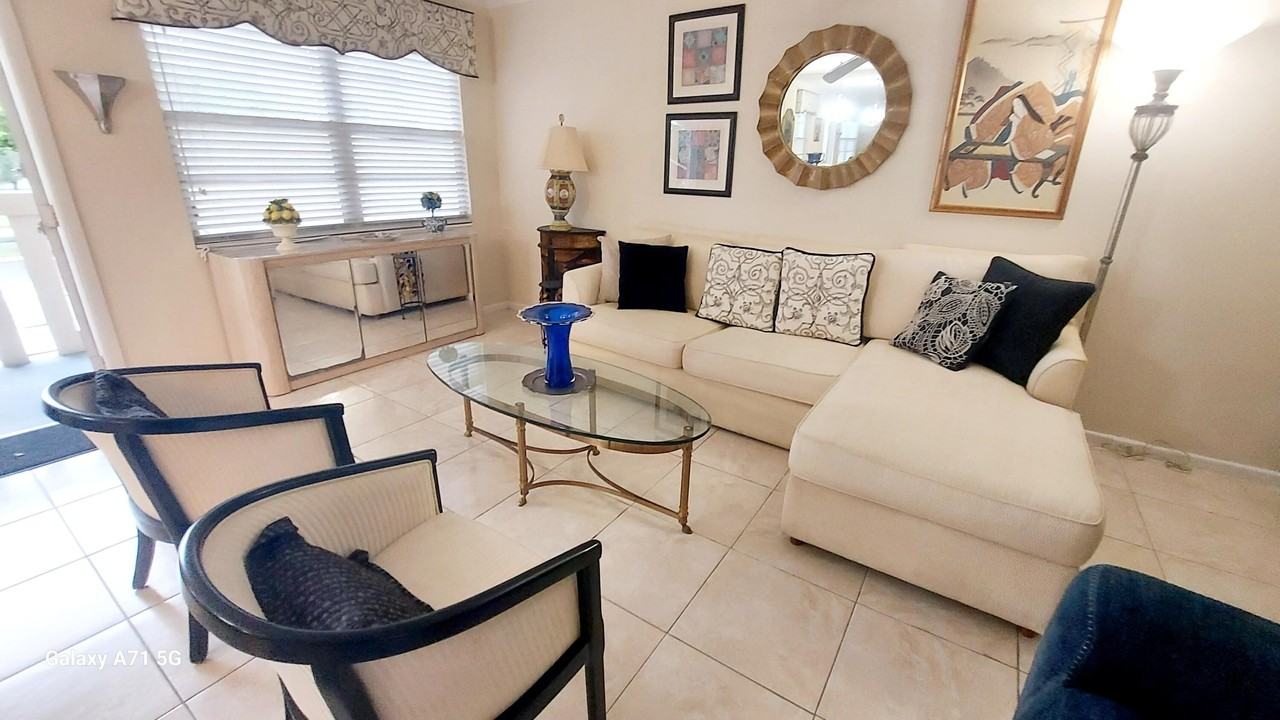 2067 Ainslie D - Photo 2 of 33