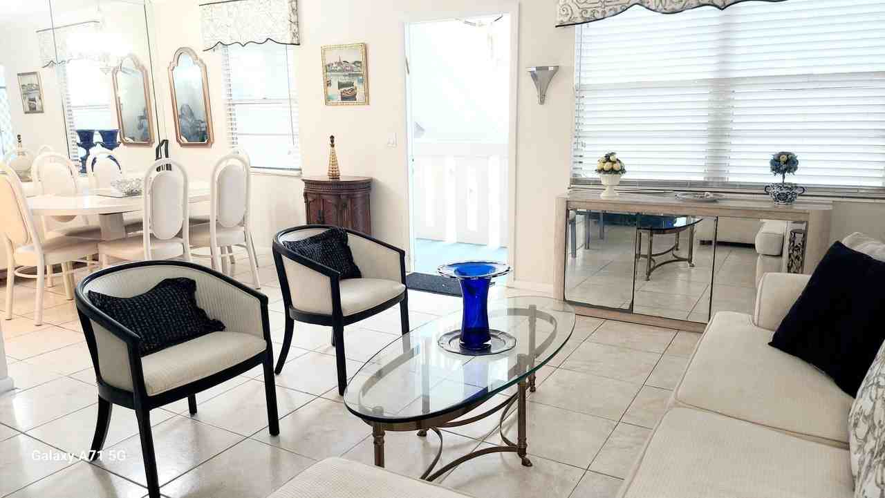 2067 Ainslie D - Photo 3 of 33
