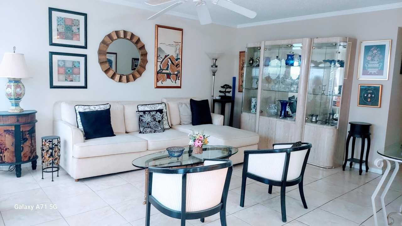 2067 Ainslie D - Photo 4 of 33