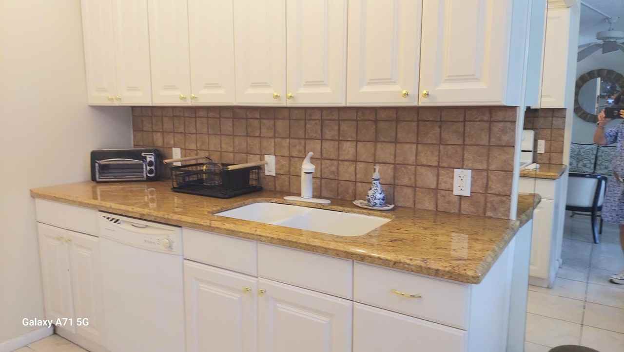 2067 Ainslie D - Photo 6 of 33