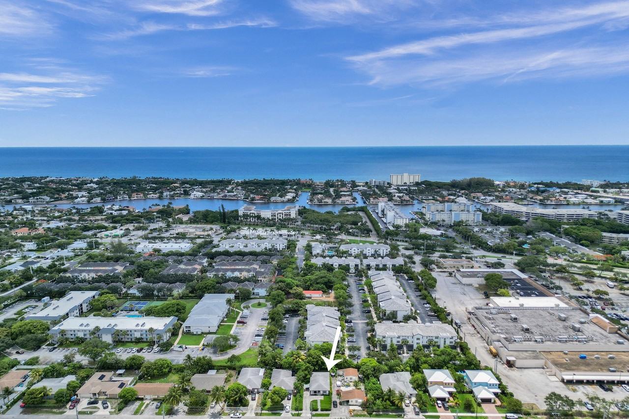 1095 Miami Blvd - Photo 2 of 20