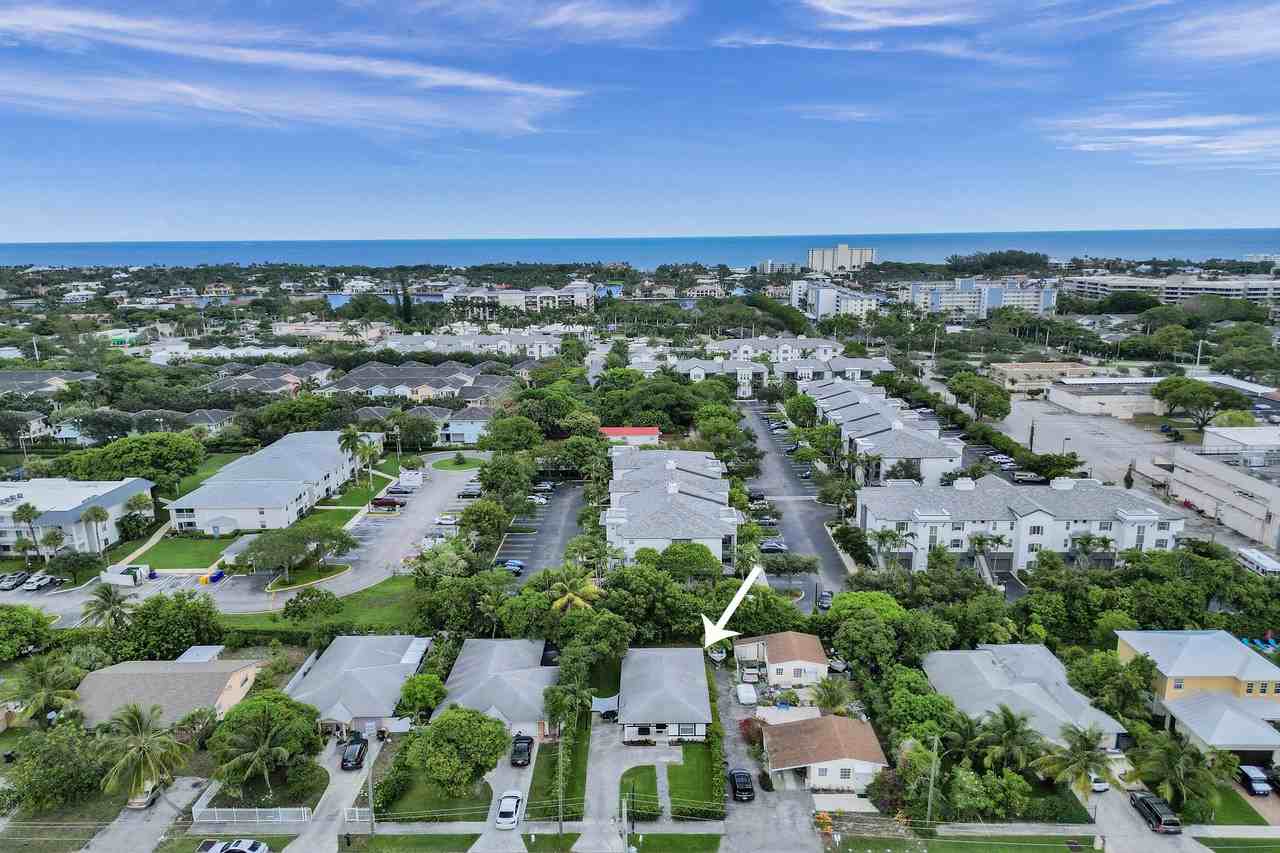 1095 Miami Blvd - Photo 4 of 20