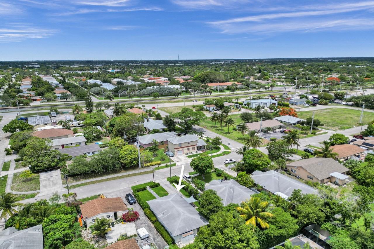 1095 Miami Blvd - Photo 5 of 20