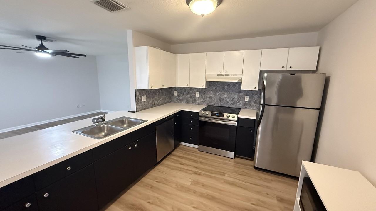 1095 Miami Blvd - Photo 6 of 20