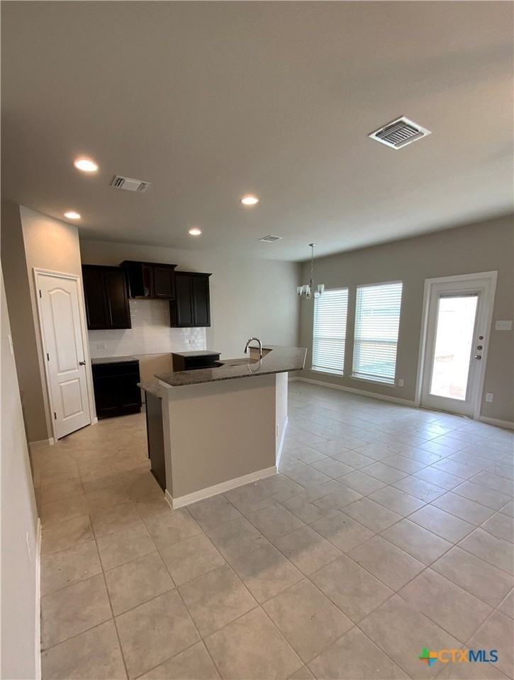 1607 Curlew Ln - Photo 3 of 13