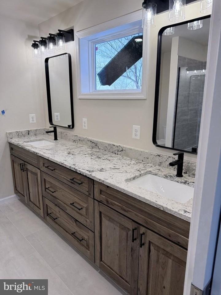 6916 Linganore Rd - Photo 3 of 11