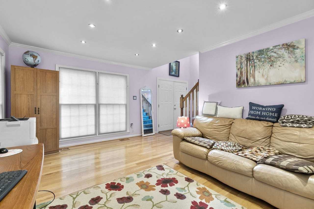 10246 Breconshire Rd - Photo 7 of 48