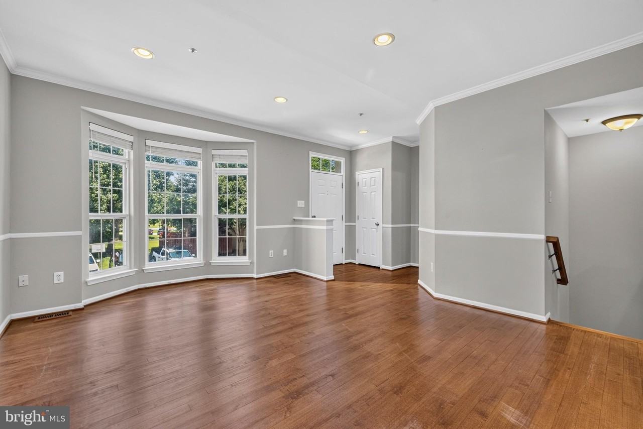 20811 Shamrock Glen Cir - Photo 2 of 21
