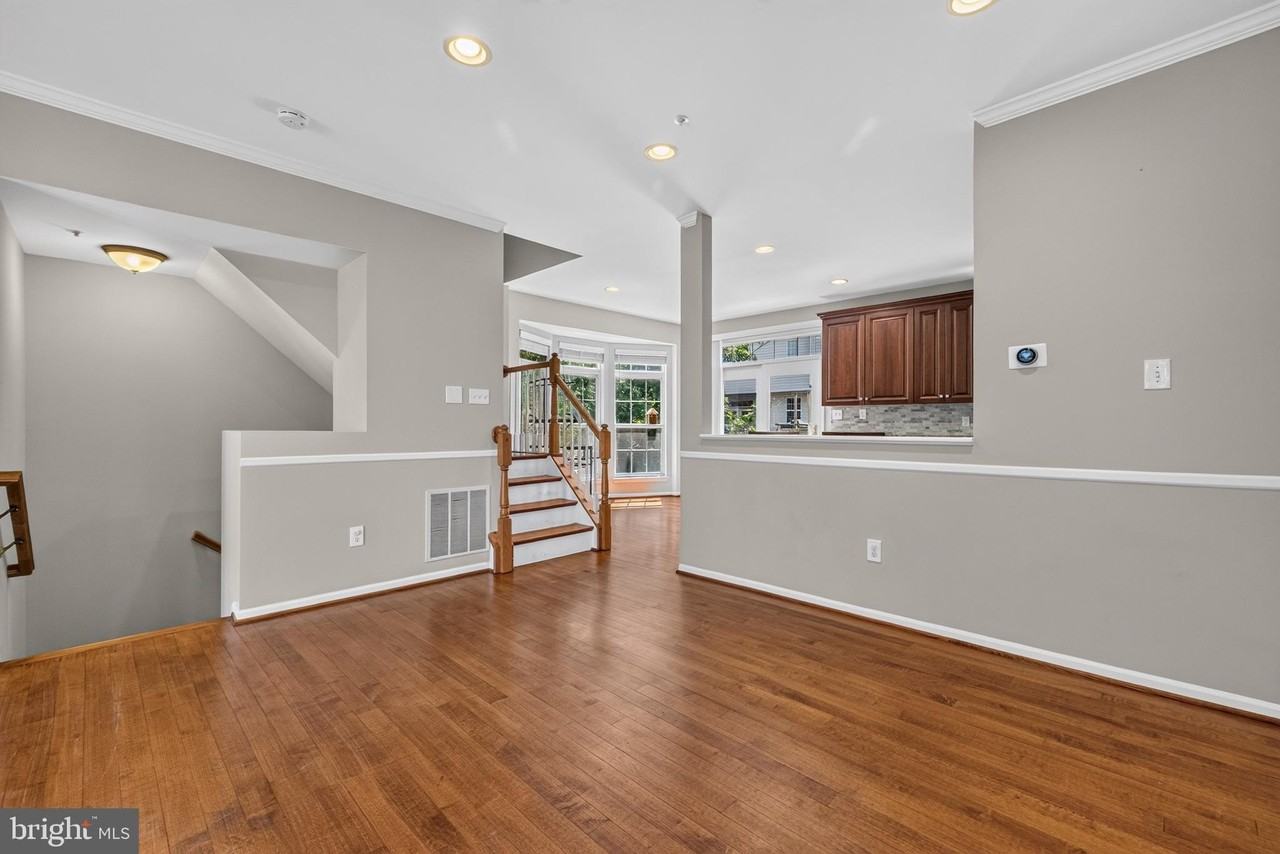20811 Shamrock Glen Cir - Photo 3 of 21