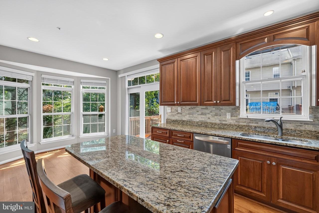 20811 Shamrock Glen Cir - Photo 5 of 21