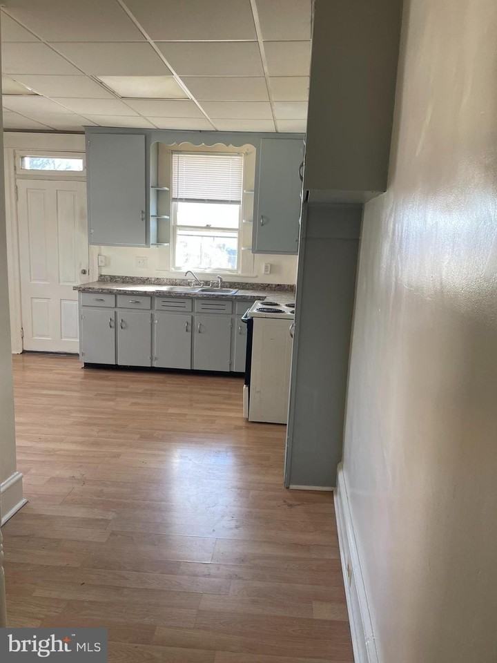 648 N Mulberry St - Photo 3 of 9