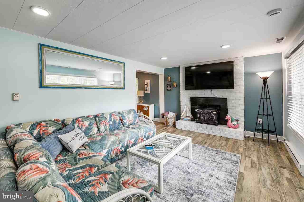 77 Newport Dr - Photo 2 of 22