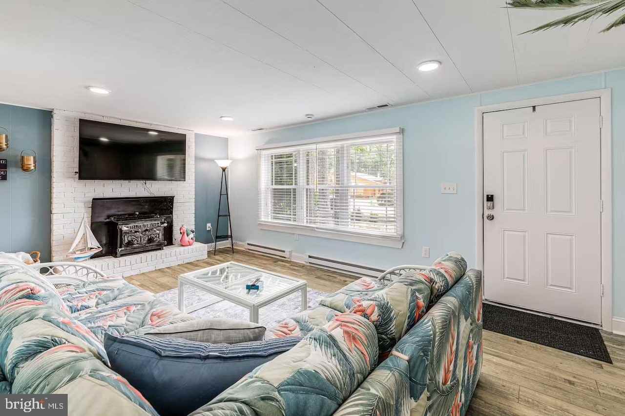 77 Newport Dr - Photo 3 of 22