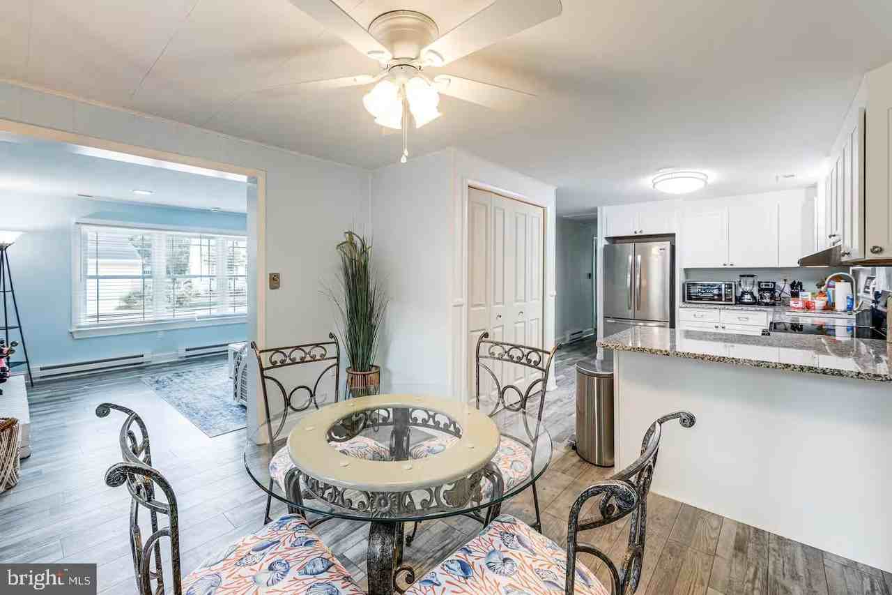 77 Newport Dr - Photo 4 of 22
