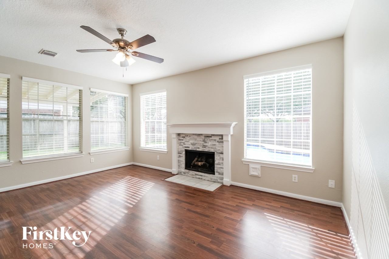 1816 Oak Lake Cir - Photo 2 of 15