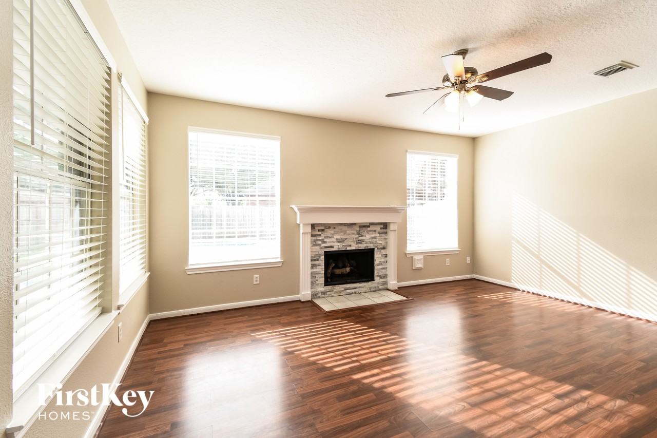 1816 Oak Lake Cir - Photo 3 of 15