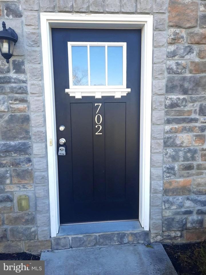 702 Admirals Quay Dr - Photo 2 of 15