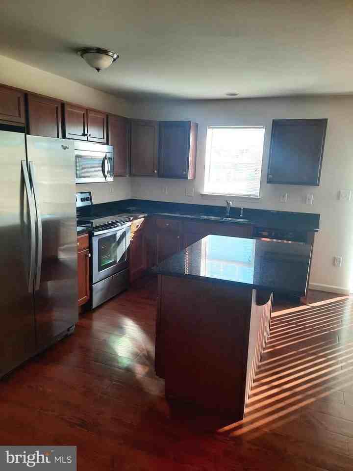 702 Admirals Quay Dr - Photo 3 of 15