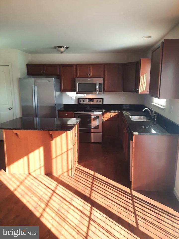 702 Admirals Quay Dr - Photo 4 of 15