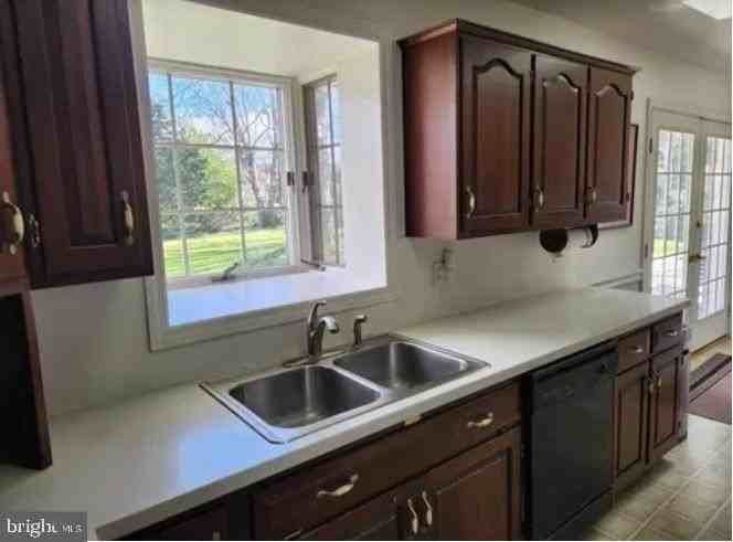 1976 Sterling Pl - Photo 3 of 10