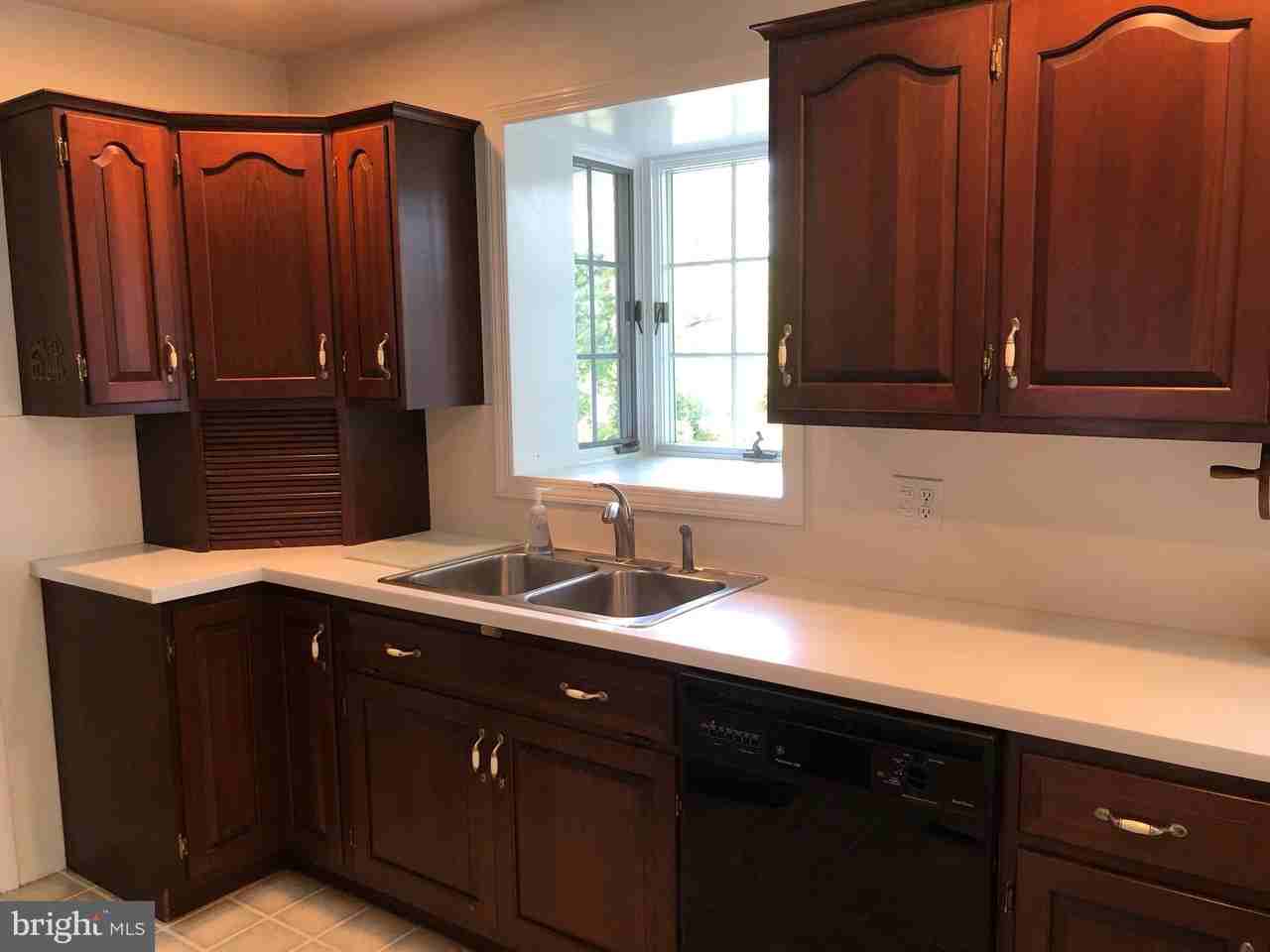 1976 Sterling Pl - Photo 4 of 10