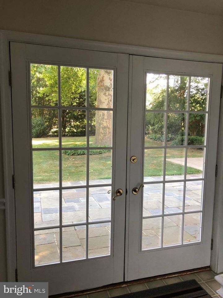 1976 Sterling Pl - Photo 5 of 10
