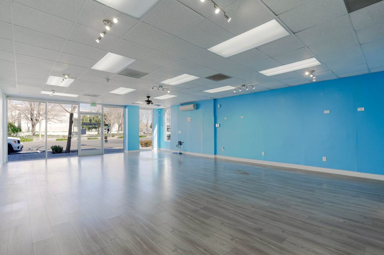 516 W Lancaster Blvd #1 - Photo 3 of 11