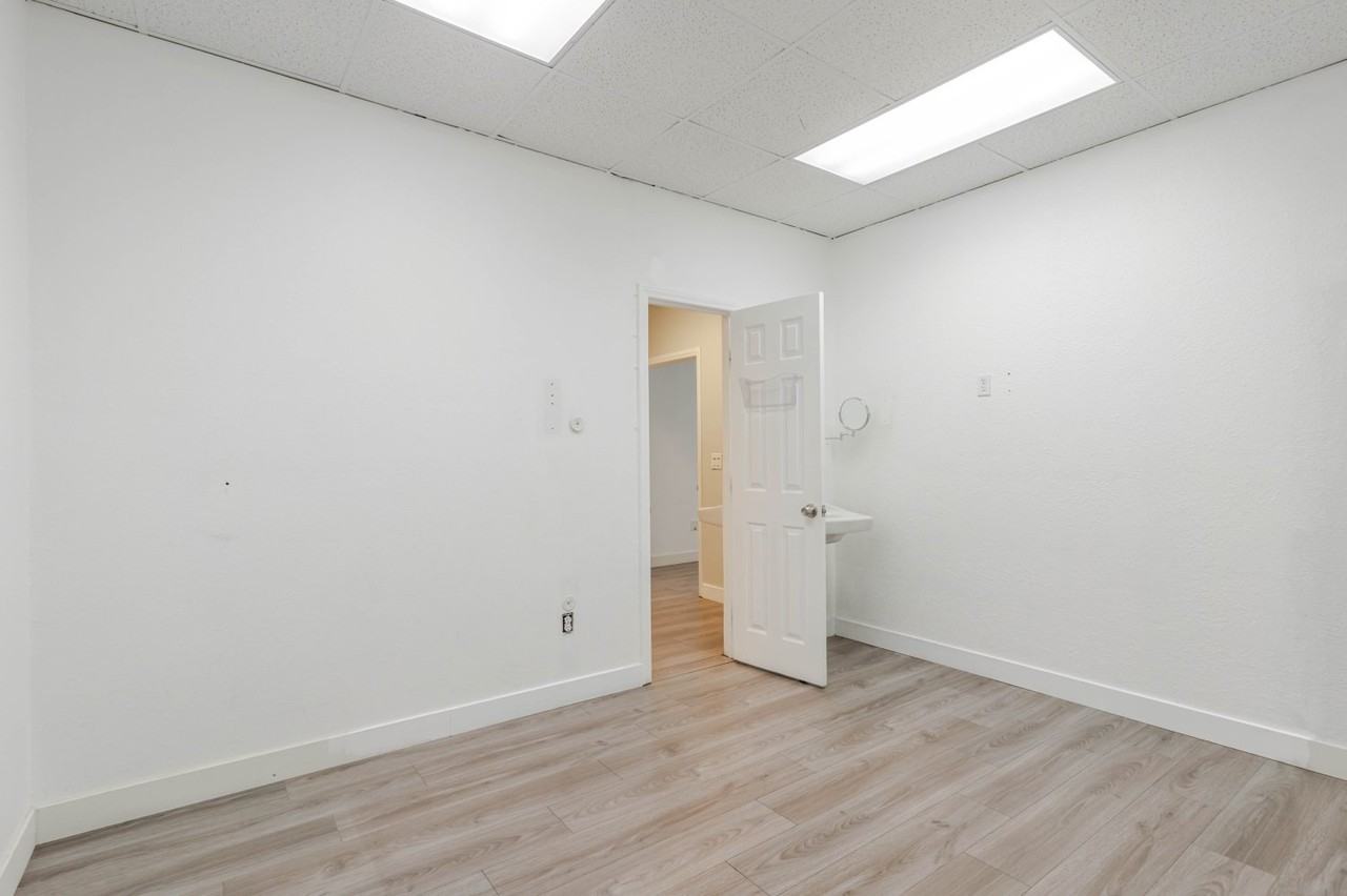 516 W Lancaster Blvd #1 - Photo 7 of 11